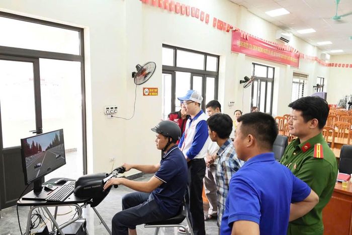 Cán bộ chiến sĩ Công an xã Quảng Bị phối hợp đơn vị đồng hành hướng dẫn người dân thực hành kỹ năng.