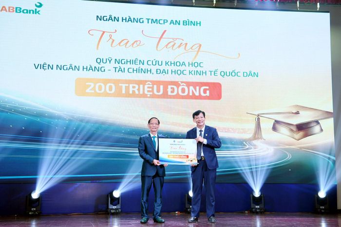 DSC_2133 (CĐại học Kinh tế Quốc dân tổ chức Lễ ký kết Thỏa thuận hợp tác với Ngân hàng TMCP An Bình (ABBank), mở ra cơ hội hợp tác trong đào tạo, nghiên cứu khoa học, phát triển nguồn nhân lựcopy)