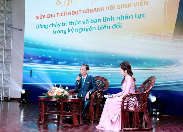 Ông Vũ Văn Tiền, Chủ tịch Hội đồng sáng lập Tập đoàn GELEXIMCO, Chủ tịch HĐQT ABBank, cựu sinh viên Đại học Kinh tế Quốc dân đã giao lưu với sinh viên về chủ đề “Dòng chảy tri thức và bản lĩnh nhân lực trong kỷ nguyên biến đổi”.