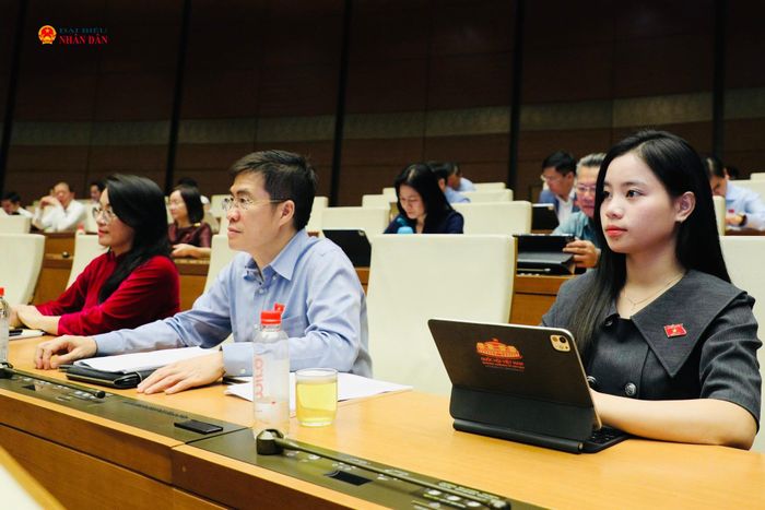Các ĐBQH tỉnh Nghệ An dự phiên thảo luận tại Hội trường. Ảnh: Khánh Duy