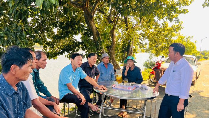 Chủ tịch kiêm Giám đốc HTX Lương Điền Lê Văn Phước (áo sơ mi trắng đứng bên phải) đón nhận sự ủng hộ, đồng thuận của bà con trong HTX thống nhất cao chuyển đổi rừng thông với giá cao nhất nhằm mang lại lợi ích kinh tế cho người dân.