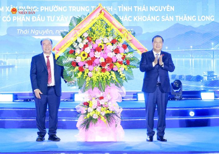 Phó Thủ tướng Thường trực Chính phủ Phạm Gia Túc tặng hoa chúc mừng chủ đầu tư tại lễ khởi công Dự án đầu tư xây dựng khu bến cảng bốc xếp hàng hóa Yên Bình. Ảnh: Đồng Thưởng