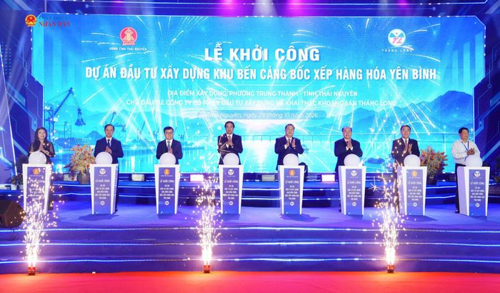 Các đại biểu thực hiện nghi thức khởi công Dự án đầu tư xây dựng khu bến cảng bốc xếp hàng hóa Yên Bình tại phường Trung Thành, tỉnh Thái Nguyên. Ảnh: Đồng Thưởng
