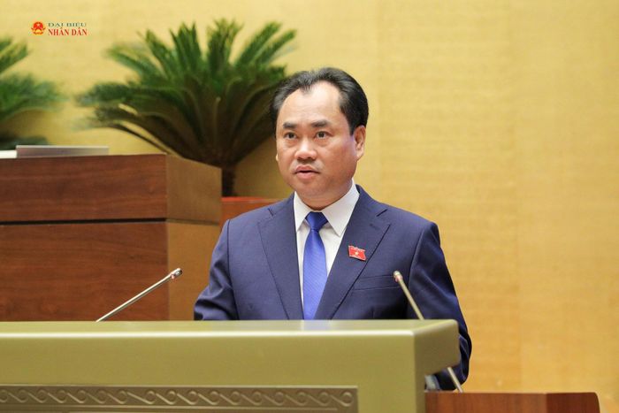 Bộ trưởng Bộ Nông nghiệp và Môi trường Trịnh Việt Hùng giải trình một số vấn đề các ĐBQH nêu. Ảnh Hồ Long