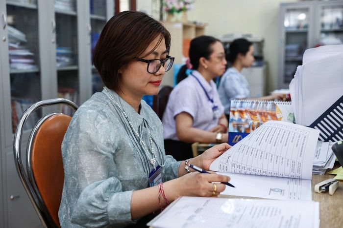 Cán bộ, nhân viên UBND phường Phước Long A, TP Thủ Đức xử lý các thủ tục hành chính cho người dân, tháng 5/2025. Ảnh: Quỳnh Trần