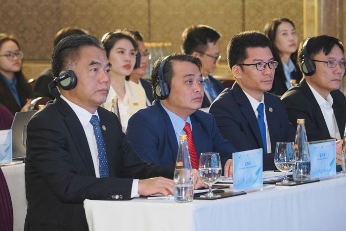 Phó Chủ tịch Thường trực UBND thành phố Nguyễn Lộc Hà (ngoài cùng bên trái) cùng các đại biểu dự hội thảo