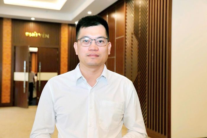 Ông Nguyễn Văn Quốc, Phó Giám đốc Công ty TNHH Xây dựng và Thương mại Tiến Anh chia sẻ về công tác phối hợp vận hành, bảo đảm an toàn và hiệu quả phát điện. Ảnh NPC
