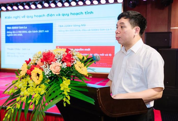 Ông Nguyễn Danh Đức, Trưởng ban Kỹ thuật EVNNPC trình bày báo cáo về tình hình cung ứng điện, đầu tư phát triển lưới điện, giải tỏa nguồn điện và công tác phối hợp vận hành các nhà máy thủy điện tại Hội nghị. Ảnh NPC