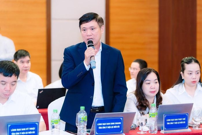 Lãnh đạo các Ban chuyên môn EVNNPC trao đổi, làm rõ các nội dung tại Hội nghị. Ảnh NPC