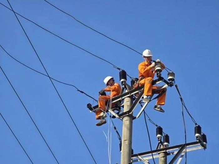 Nhân viên Công ty Điện lực Sơn La triển khai thi công, sửa chữa và nâng cấp lưới điện, góp phần nâng cao độ tin cậy cung cấp điện, đáp ứng nhu cầu phát triển kinh tế – xã hội trên địa bàn. Ảnh NPC