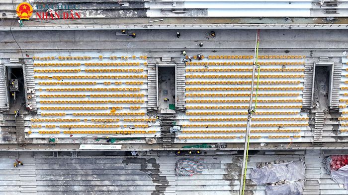 Nhiều hàng ghế cũng đang được lắp tại sân vận động PVF