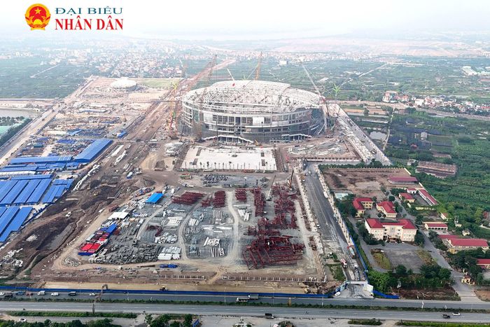 Sân PVF được xây dựng tại xã Nghĩa Trụ, tỉnh Hưng Yên, có sức chứa 60.000 chỗ ngồi, nằm trong quần thể tổ hợp thể thao - dịch vụ rộng 92 ha. Dự án do Bộ Công an khởi công xây dựng ngày 19/10/2025