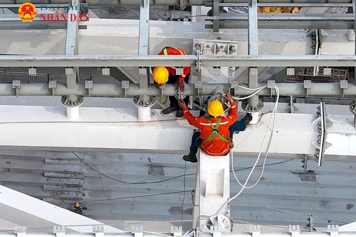 Theo thiết kế, mái chính gồm hai dầm vòm dạng hộp, mỗi dầm dài khoảng 373 m, sâu 10,7m, rộng 5 m. Tổng khối lượng của hệ kết cấu mái khoảng 8.600 tấn