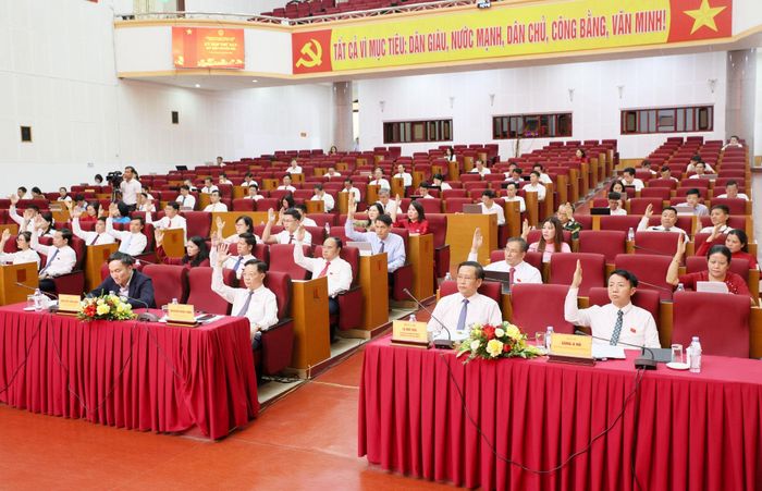 Các đại biểu biểu quyết thông qua nghị quyết tại kỳ họp. Ảnh: Đinh Đông