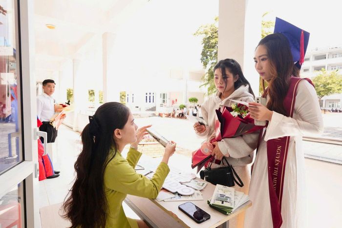 Các tân cử nhân nhận được nhà trường kết nối, giới thiệu việc làm ngay trong ngày nhận bằng tốt nghiệp