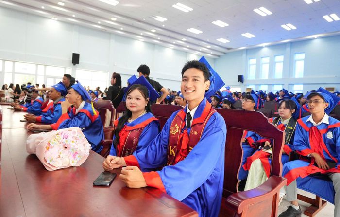 Các tân cử nhân Trường Đại học Kiên Giang vui mừng chờ nhận bằng tốt nghiệp sau 4 năm theo học tại trường