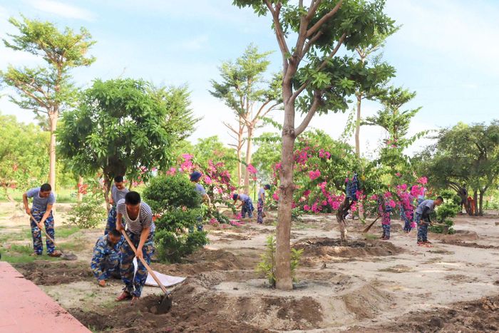 Chiến sĩ Tiểu đoàn 865 trồng, chăm sóc cây xanh tại đơn vị
