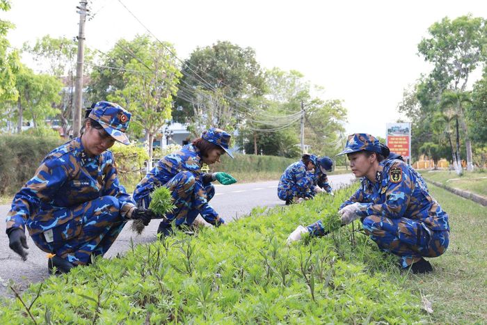 Hội Phụ nữ Lữ đoàn 101 thực hiện chăm sóc Đường hoa phụ nữ