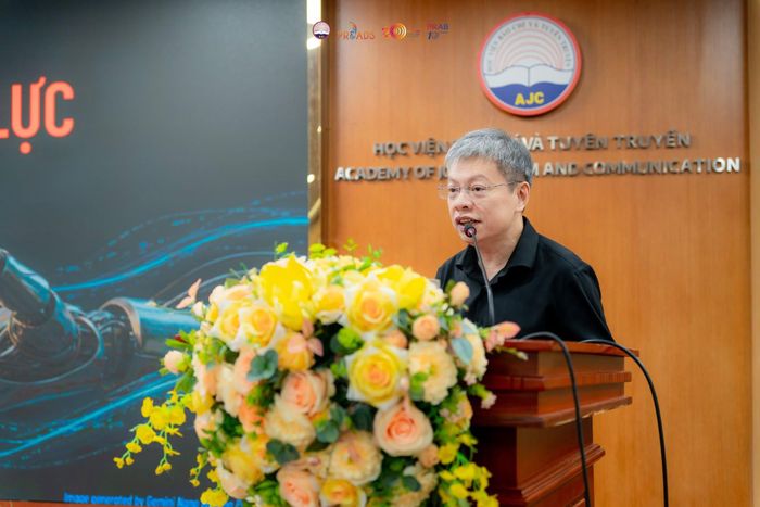 Ông Lê Quốc Vinh, Chủ tịch HĐQT Lê Bros trình bày tham luận tại hội thảo. Ảnh: Khoa PR và Quảng cáo - Học viện Báo chí và Tuyên truyền