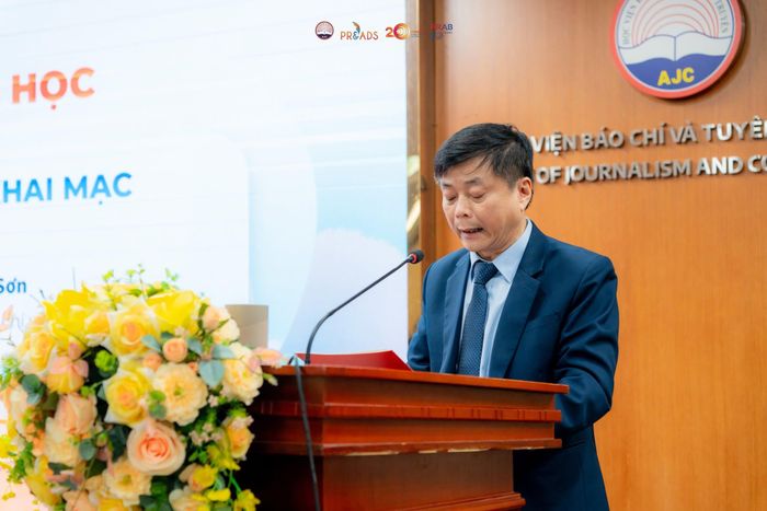 PGS.TS. Phạm Minh Sơn, Giám đốc Học viện Báo chí và Tuyên truyền phát biểu khai mạc hội thảo. Ảnh: Khoa PR và Quảng cáo - Học viện Báo chí và Tuyên truyền
