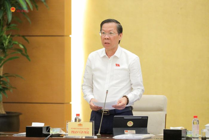Chủ nhiệm Ủy ban Kinh tế và Tài chính Phan Văn Mãi phát biểu tại phiên họp