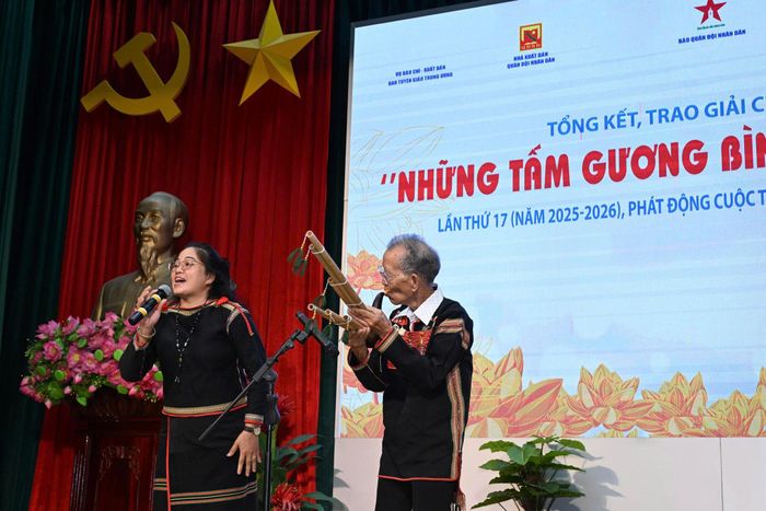 Nghệ nhân Ưu tú Y Bhiông (Ama H'Loan), buôn Ako Dhong, phường Buôn Ma Thuột, Đắk Lắk, nhân vật trong tác phẩm "'Báu vật sống' giữa đại ngàn" của tác giả Phùng Văn Minh, giải Khuyến khích cuộc thi