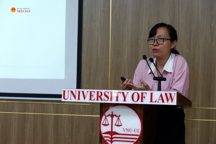 PGS. TS. Nguyễn Bích Thảo trình bày tham luận về thực thi nguyên tắc minh bạch và trách nhiệm giải trình trong công nghệ giáo dục
