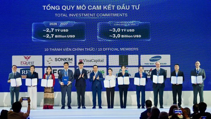 Chủ tịch UBND TP HCM  Nguyễn Văn Được và Phó Chủ tịch UBND TP HCM Trương Minh Huy Vũ chúc mừng đại diện 10 thành viên chính thức của VIFC-HCMC.