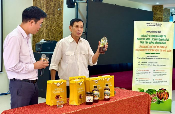 Học viên thực hành livestream bán hàng trên nền tàng số tại lớp tập huấn. (Ảnh: BQ)
