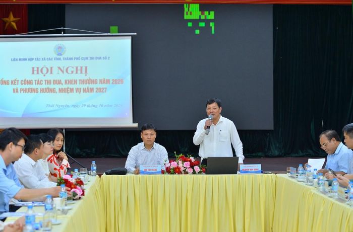 Ông Nguyễn Văn Dũng, Chủ tịch Liên minh HTX tỉnh Thái Nguyên, Cụm trưởng Cụm thi đua số 2 báo cáo kết quả tổng kết công tác thi đua năm 2026 của Cụm.