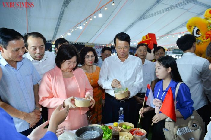 Chủ tịch Liên minh HTX Việt Nam cùng các đại biểu tham quan không gian trưng bày sản phẩm của nước bạn Lào.