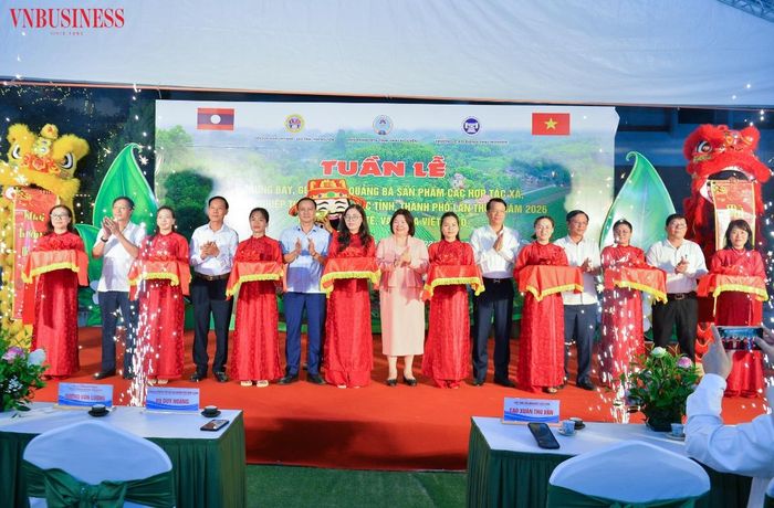 Nghi thức cắt băng khai mạc Tuần lễ trưng bày, giới thiệu, quảng bá sản phẩm HTX, doanh nghiệp tiêu biểu lần thứ 8 năm 2026 và Giao lưu kinh tế, văn hóa Việt – Lào.