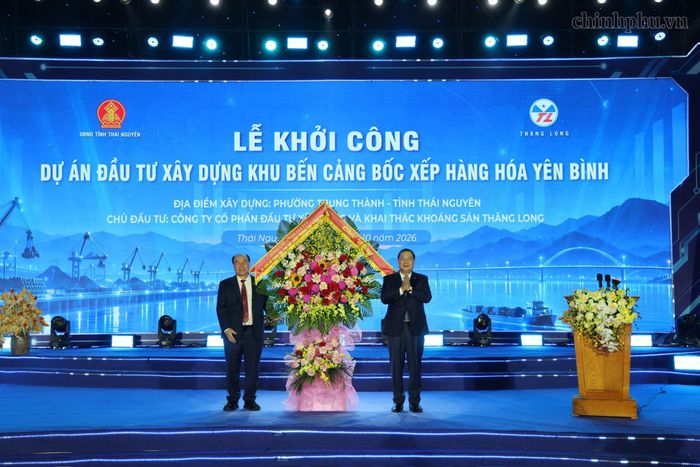 Phó Thủ tướng Thường trực Chính phủ Phạm Gia Túc tặng hoa chúc mừng chủ đầu tư dự án. Ảnh: VGP.