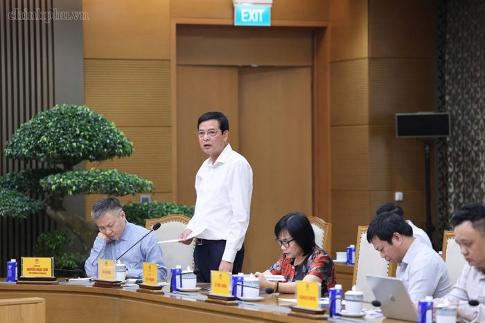 Thứ trưởng Bộ Xây dựng Bùi Xuân Dũng báo cáo. Ảnh: chinhphu.vn