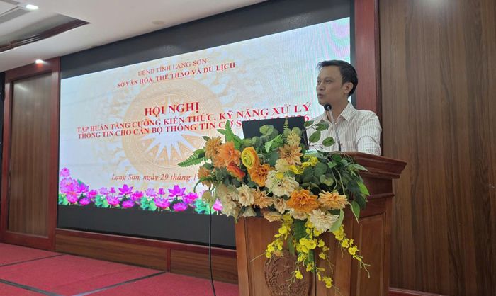 ThS. Phạm Quang Trực, Phó Giám đốc Trung tâm Sản xuất nội dung VTVCab (Đài Truyền hình Việt Nam) truyền đạt chuyên đề tại hội nghị tập huấn. (Ảnh: Trương Hiếu)