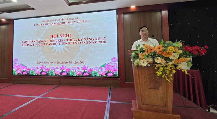 Đồng chí Dương Minh Tuệ, Phó Giám đốc Sở Văn hóa, Thể thao và Du lịch tỉnh Lạng Sơn phát biểu khai mạc hội nghị. (Ảnh: Trương Hiếu)