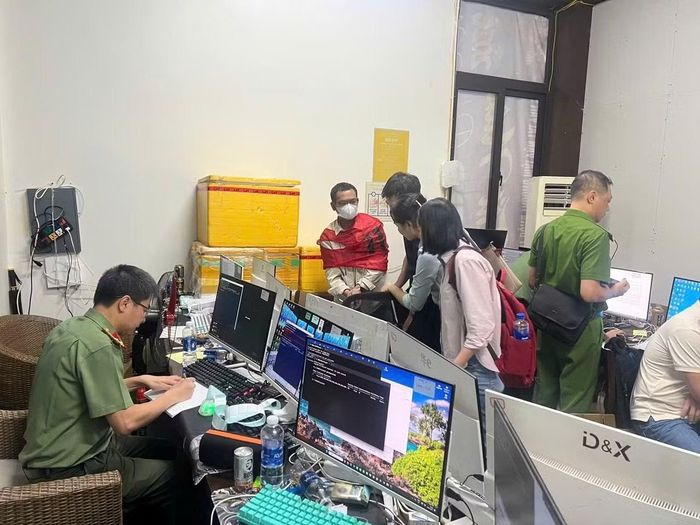 Lực lượng chức năng đồng loạt triển khai khám xét, bắt giữ các đối tượng trong chuyên án