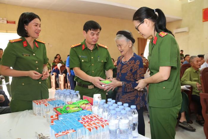 Công an tỉnh đã thành lập 4 tổ công tác chuyên trách, bao gồm 1 trạm thu nhận cố định được duy trì tại phường Trường Vinh và 3 tổ lưu động để phục vụ tốt nhất công tác thu nhận mẫu ADN.