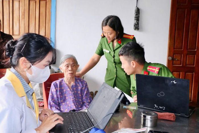 Công an xã Thần Lĩnh phối hợp tổ chức lấy mẫu ADN tại nhà cho bà Cao Thị Viềng (SN 1934), trú tại xã Thần Lĩnh, phục vụ công tác tìm kiếm, xác định danh tính hài cốt liệt sĩ.