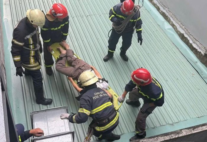 Cảnh sát cứu nạn nhân bị điện giật.