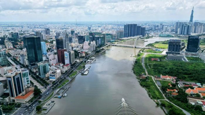 Hệ thống sông Sài Gòn đóng vai trò là trục sinh thái quan trọng, hình thành không gian xanh - xanh dương đặc trưng của thành phố.