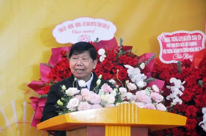 Ông Nguyễn Văn Hùng, Chủ tịch Công ty TNHH PTDL QT Phượng Hoàng Mộc Châu phát biểu đáp từ.