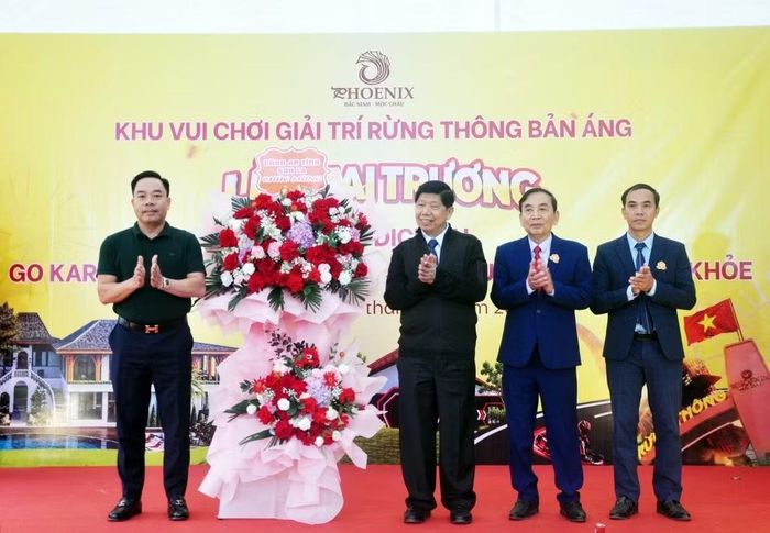 Công an tỉnh Sơn La tặng hoa chúc mừng Công ty Phượng Hoàng Mộc Châu.