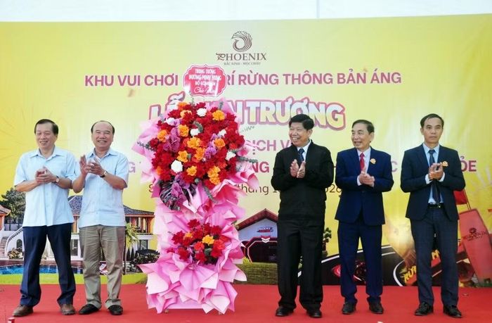 Trung tướng Đường Minh Hưng tặng hoa chúc mừng Công ty Phượng Hoàng Mộc Châu.