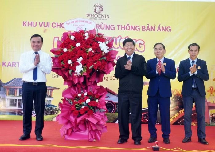 Tỉnh ủy - HĐND - UBND - Ủy ban MTTQ Việt Nam tỉnh Sơn La tặng hoa chúc mừng Công ty Phượng Hoàng Mộc Châu.