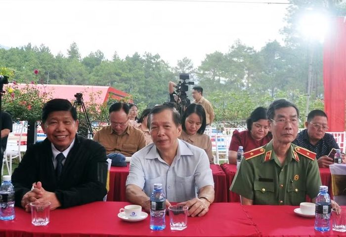Các đại biểu tham dự lễ khai trương.