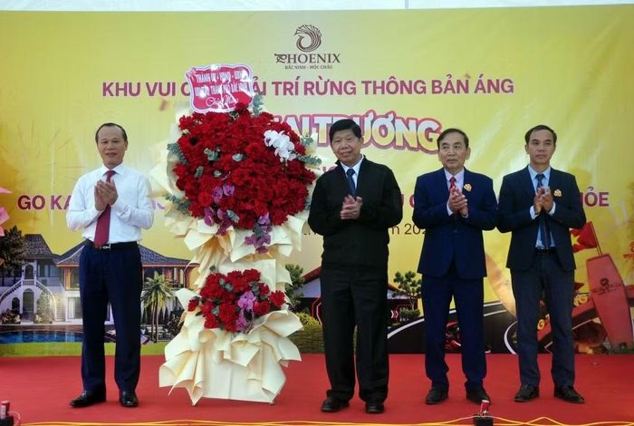 Thành ủy - HĐND - UBND - Ủy ban MTTQ TP Bắc Ninh tặng hoa chúc mừng Công ty Phượng Hoàng Mộc Châu.
