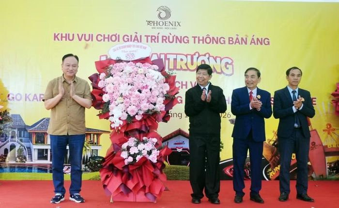 Câu lạc bộ Doanh nghiệp Cựu CAND Việt Nam tặng hoa chúc mừng Công ty Phượng Hoàng Mộc Châu.