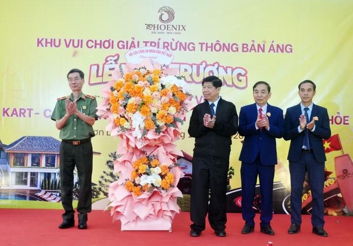 Thiếu tướng Phạm Văn Miên thay mặt Hội Cựu CAND Việt Nam tặng hoa chúc mừng Công ty Phượng Hoàng Mộc Châu.