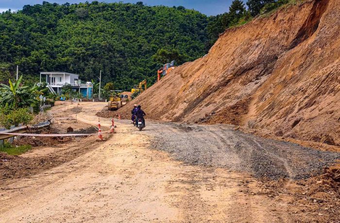 Lực lượng chức năng đang khắc phục vị trí xảy ra sự cố trên quốc lộ 28.